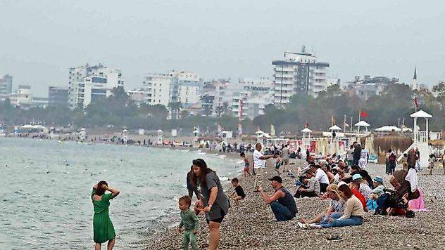 Antalya'nın dünyaca ünlü sahilinde bayram yoğunluğu