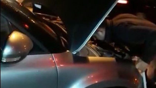 Aracın motor kısmında sıkışan kediyi itfaiye ekipleri kurtardı