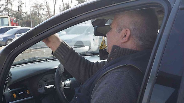 Araçlarındaki cam filmlerini elleriyle söktüler