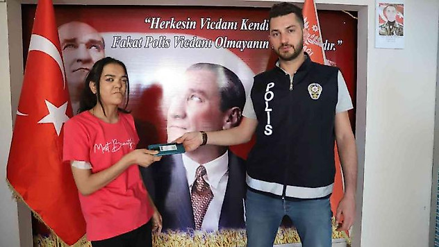 Araçta engelli vatandaşın telefonunu elinden çalan hırsız, polis ekipleri tarafından yakalandı