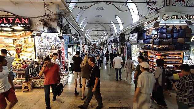 Arefe Günü'nde Kapalıçarşı'da turist yoğunluğu