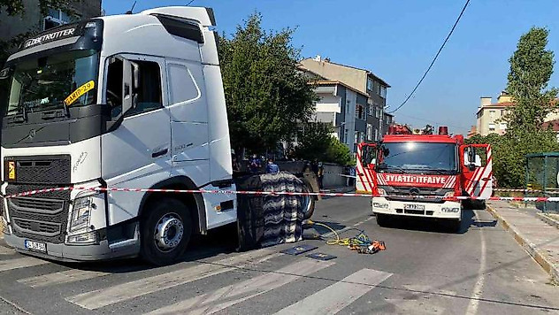 Ataşehir'de feci kaza: Tırın altında 100 metre sürüklenen yaşlı kadın hayatını kaybetti