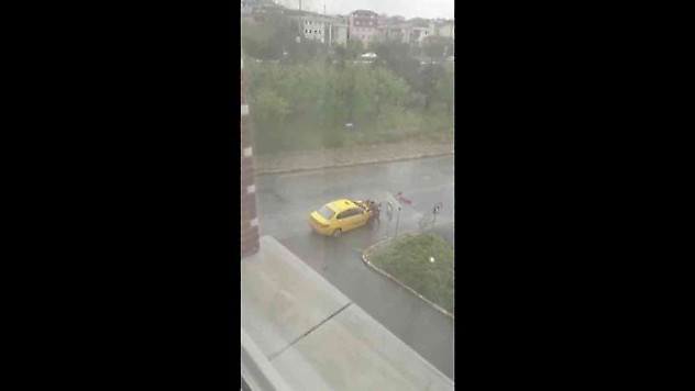 Ataşehir'de taksici dehşeti: Ücrete itiraz eden kadın turisti darbedip yere fırlattı