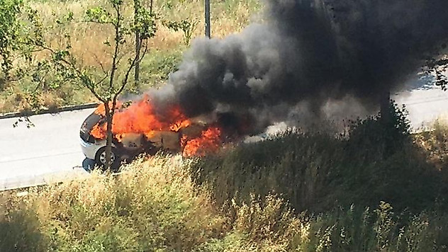 Avcılar'da otomobil alev topuna döndü: Kadın sürücü son anda kurtuldu