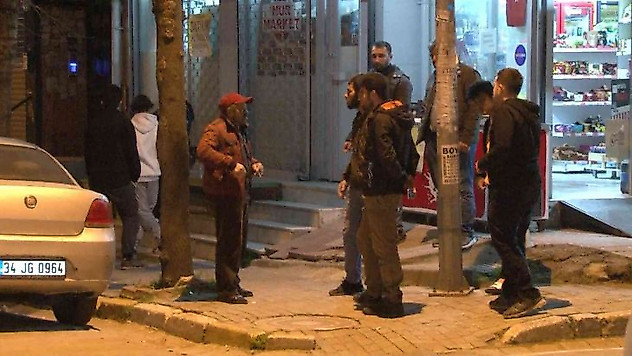 Avcılar'da silahlı saldırı: Yol ortasında kafasına sıkıp kaçtılar