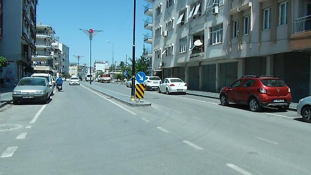 Aydınlatma direğine ve trafik levhasına çarpan motosiklet sürücüsü, hastanede yaşam mücadelesi veriyor