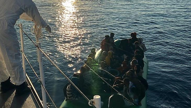 Ayvalık açıklarında 42 düzensiz göçmen yakalandı