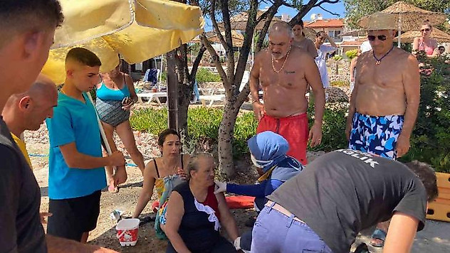 Ayvalık'ta cankurtaranın dikkati yaşlı kadını boğulmaktan kurtardı