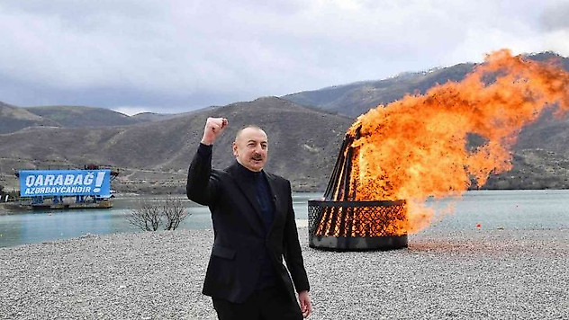 Azerbaycan Devlet Başkanı Aliyev nevruz ateşini yaktı