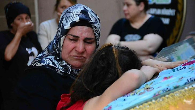 Babası tarafından bıçaklanarak öldürülen annesinin tabutuna sarılıp ağladı