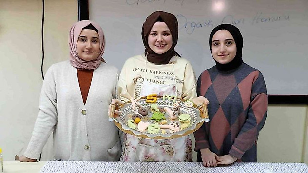 Bağcılar Çocuk Gelişimi kursiyerleri, evdeki malzemelerle organik oyun hamuru yapmayı öğrendi