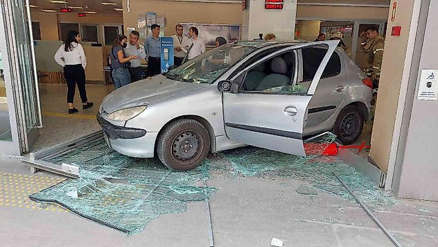 Bahçelievler'de geri geri giden otomobil bankaya daldı: 2 yaralı