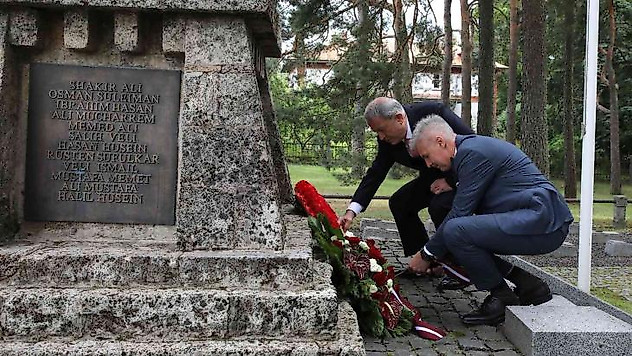 Bakan Akar, Letonya'daki Cesis Türk Şehitliği'ni ziyaret etti