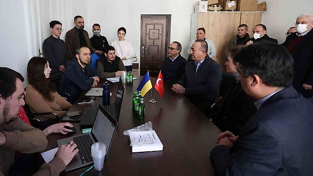 Bakan Çavuşoğlu, Kırım Tatar Koordinasyon Merkezi'ni ziyaret etti