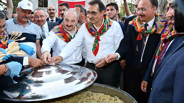 Bakan Dönmez ve Varank Söğüt'te 'Şifalı Pilav Kapak Açma Töreni'ne katıldı