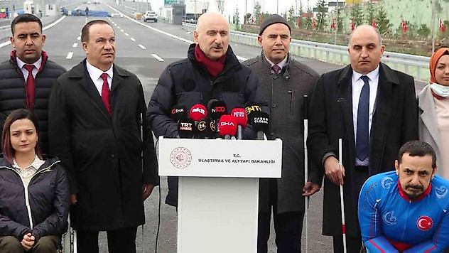 Karaismailoğlu, engelli vatandaşlarla 1915 Çanakkale Köprüsü'nde yürüdü