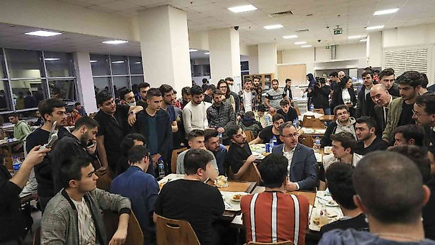 Bakan Kasapoğlu ve Türev Şef'ten öğrencilere 'Anne Yemeği' sürprizi