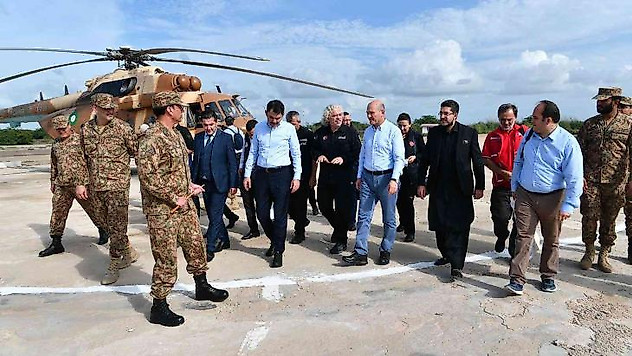 Bakan Kurum ve Bakan Soylu Pakistan'da sel bölgesini havadan ve karadan inceledi