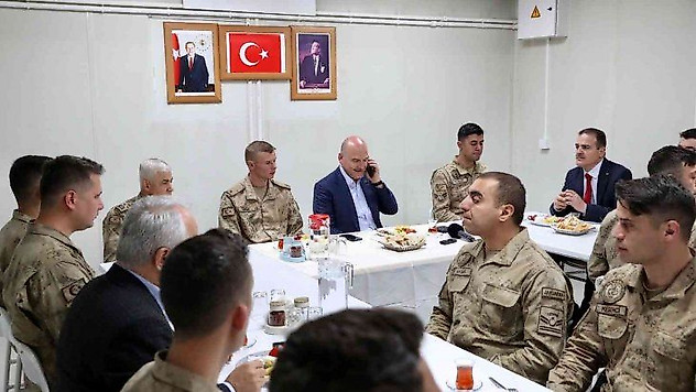 Bakan Soylu, 2100 rakımlı üstte askerlerin bayramını kutladı