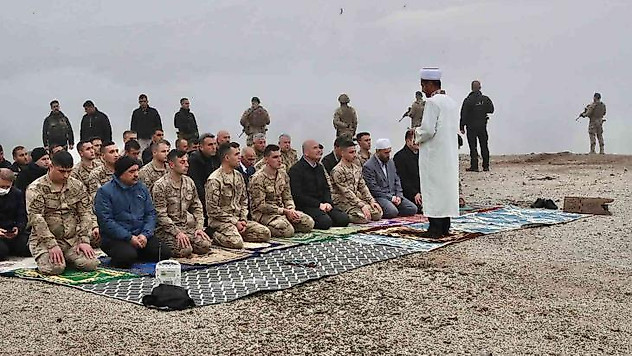 Bakan Soylu bayram namazını Mehmetçikle kıldı