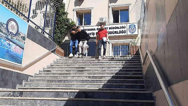 Bakırköy'de 2 hırsız çaldıkları otomobilde yakalandı