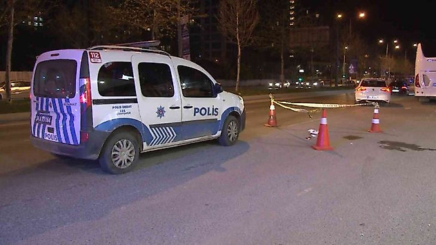 Bakırköy'de genç bir kadın seyir halindeki otomobilden atladı
