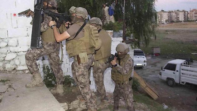 Balıkesir'de helikopter ve özel harekat destekli uyuşturucu operasyonu