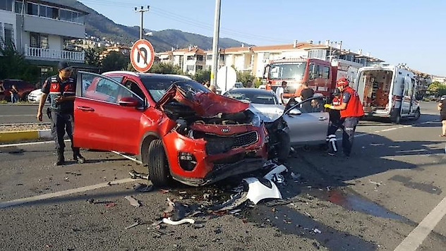 Balıkesir'de zincirleme trafik kazası: 4 yaralı