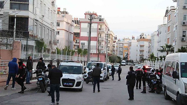 Balkondaki silahlı şahıs polisi alarma geçirdi