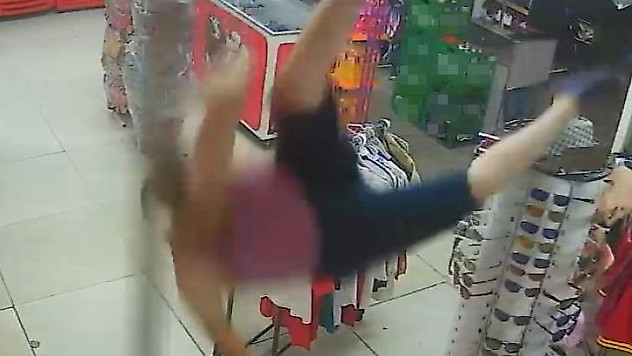 Balkondan marketin içine düştü, görenlerin yürekleri ağızlarına geldi
