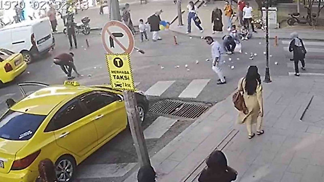 Bankaya giderken elindeki paralar rüzgarla savruldu: Vatandaşlar tek tek yerden topladı