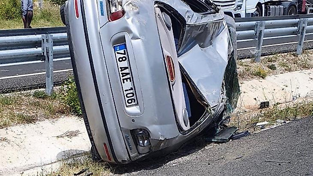 Bariyere çarpıp takla atan otomobil sürücüsü yaralandı
