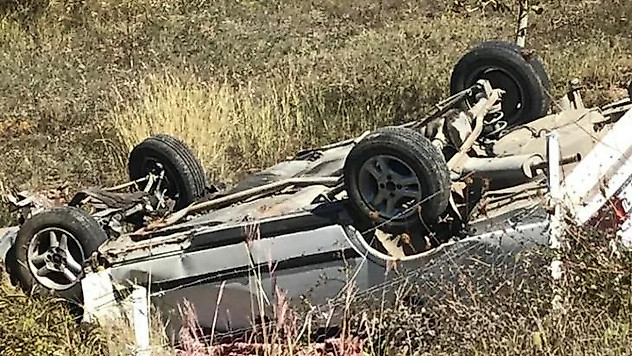Bariyerlere çarpan otomobil takla attı: 1 ölü, 1 yaralı