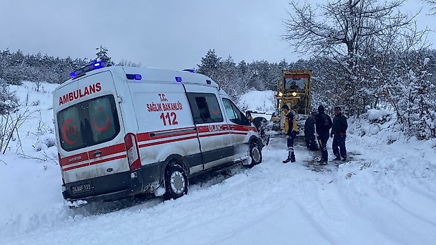 Bartın'da kara saplanan ambulansı karla mücadele ekipleri kurtardı
