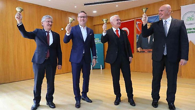 Başakşehir'de ilk ders zilini başkan Kartoğlu çaldı