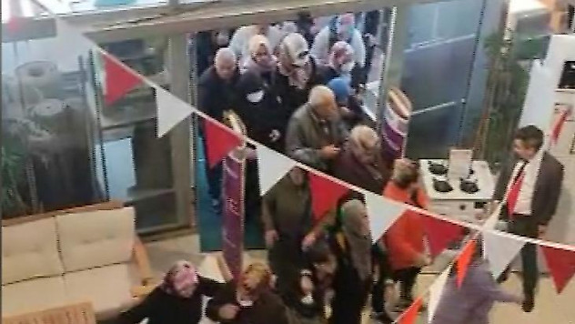 Başkentte açılış yapan mağazada indirim izdihamı