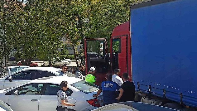 Başkentte belediye parkına bırakılan tır polisi alarma geçirdi