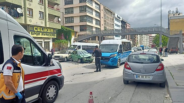 Başkentte dolmuş ile otomobilin kafa kafaya çarpıştı