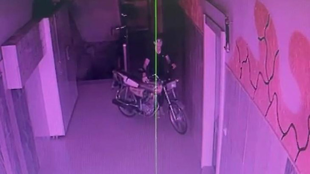 Batman'da dakikalar içerisinde motosiklet çalan çocuklar kamerada