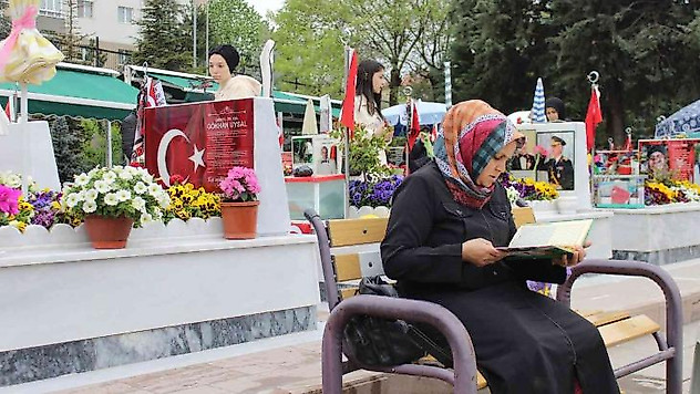 Bayram arifesinde şehit aileleri şehitliğe akın etti