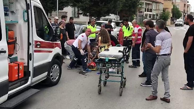 Bayram günü kabusu yaşadılar: Otomobil yolda oynayan çocuğa çarptı