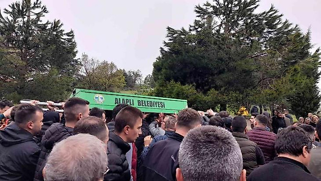Bayrama ziyaretinde kazada ölen sürücü toprağa verildi