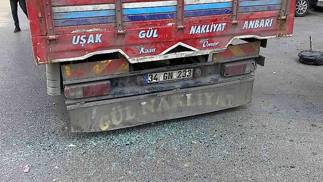 Bayrampaşa'da 2 aracın arasında sıkışan sürücü yaralandı