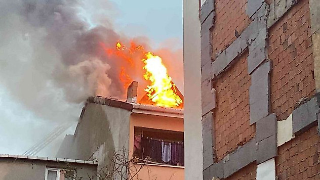 Bayrampaşa'da 4 katlı binanın çatısı alev alev yandı