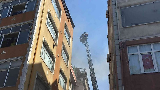 Bayrampaşa'da bir binanın çatı katı yangında küle döndü