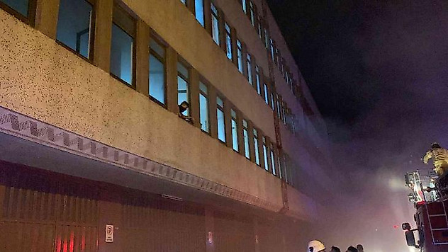 Bayrampaşa'da yangın çıkan iş yerinde mahsur kalan 3 kişiyi ve köpeği itfaiye kurtardı