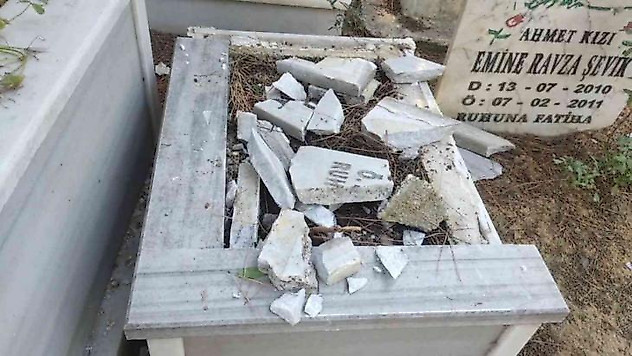 Bebek mezarlarının taşlarını parçaladılar