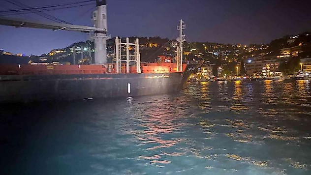 Bebek'te kargo gemisi karaya oturdu