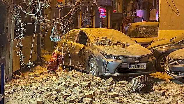 Beşiktaş'ta tarihi binanın çatısı yoldan geçen otomobilin üzerine düştü