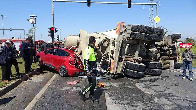 Beton mikseri önce kamyona ve otomobile çarptı, ardından bir aracın üzerine devrildi